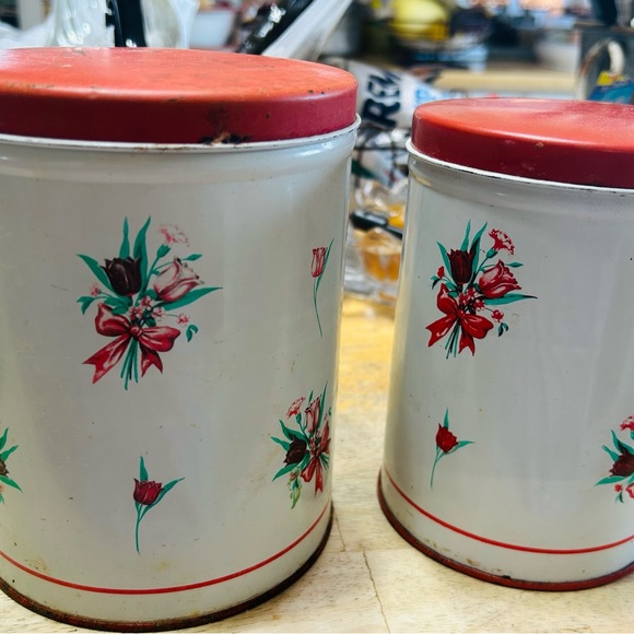 Vintage red roses metal canisters, set of 2. Good condition for their age. - Picture 3 of 6
